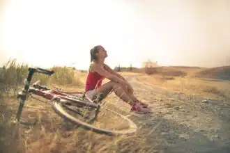 Groupe de cyclistes explorant des paysages variés lors d'un voyage à vélo