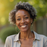 Femme afroconfiante souriante en extérieur en lumière naturelle