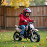 Garçon de 7 ans en motocross dans le jardin